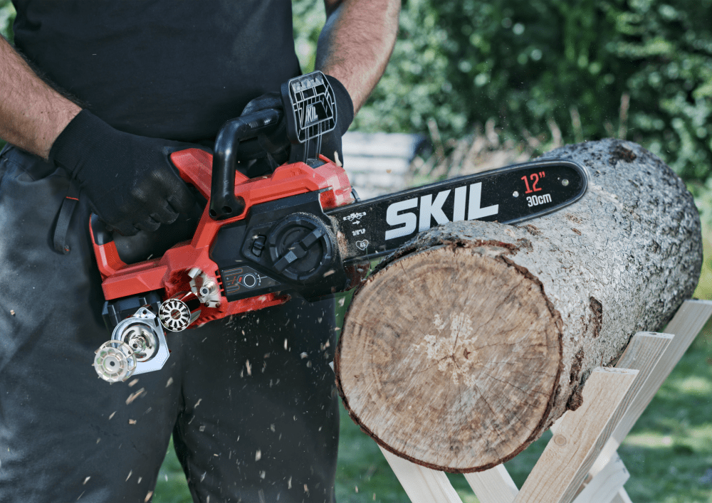 Brushless cordless chainsaw